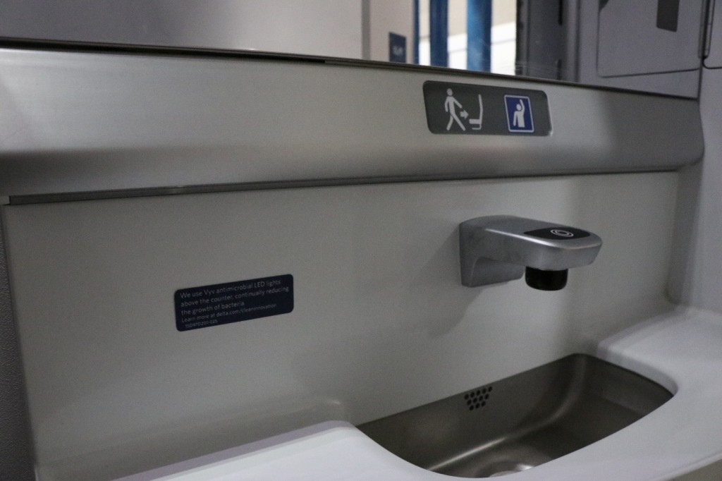 Delta installe un éclairage antimicrobien high-tech pour mieux protéger les toilettes des avions